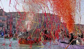 Benátky slaví s „Panteganou“: karneval, olympijský duch a moře turistů