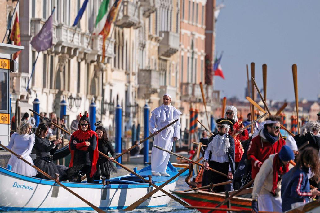 Benátky slaví s „Panteganou“: karneval, olympijský duch a moře turistů