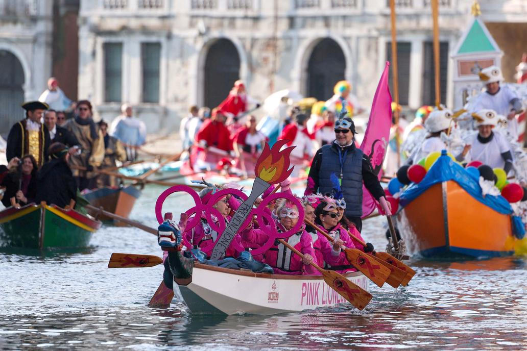 Benátky slaví s „Panteganou“: karneval, olympijský duch a moře turistů