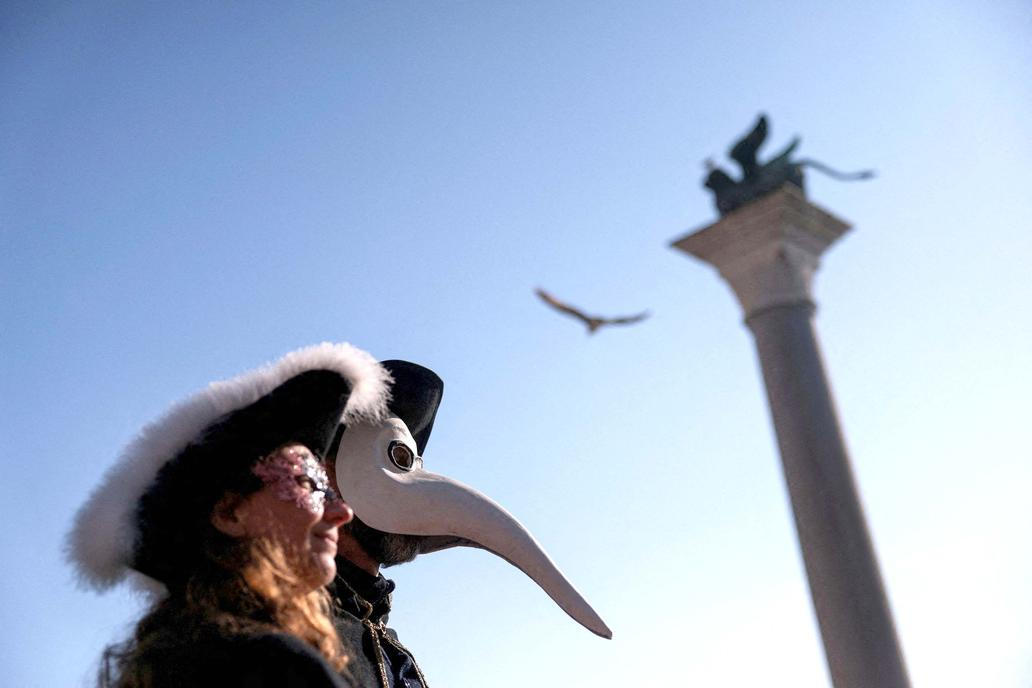 Benátky slaví s „Panteganou“: karneval, olympijský duch a moře turistů