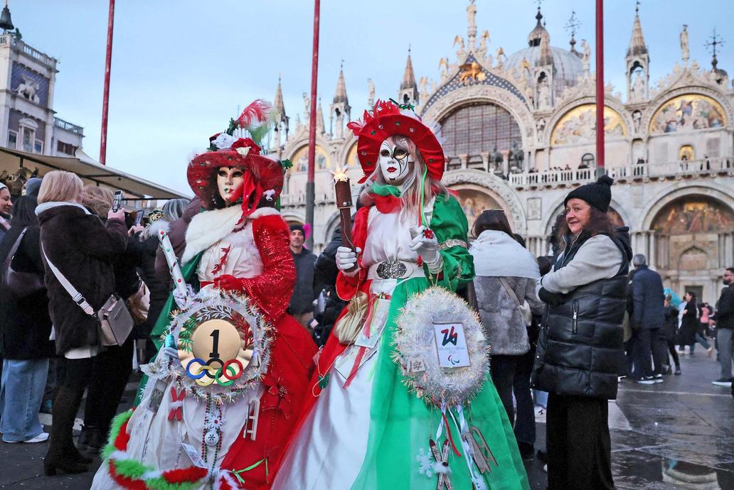 Benátky slaví s „Panteganou“: karneval, olympijský duch a moře turistů
