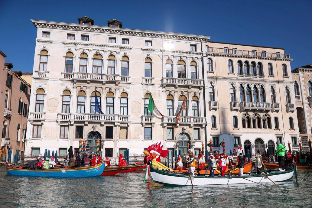 Benátky slaví s „Panteganou“: karneval, olympijský duch a moře turistů