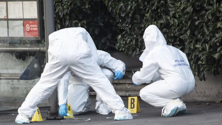 Policejní technici zajišťují stopy po incidentu nedaleko hokejové haly, při němž utrpěl vážná zranění 28letý muž.