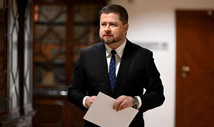 „Pokud zadlužování, růst množství peněz v oběhu poroste, než by bylo zdrávo, nebudeme se zdráhat a zvýšíme sazby,“ říká guvernér centrální banky Aleš Michl nyní Michl. „Permanentní deficity veřejných financí znamenají, že naše sazby musí být daleko vyšší, než by byly, kdyby se to nedělo.“