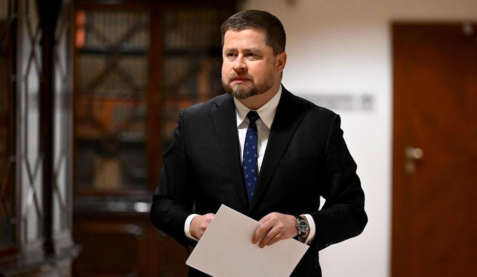 „Pokud zadlužování, růst množství peněz v oběhu poroste, než by bylo zdrávo, nebudeme se zdráhat a zvýšíme sazby,“ říká guvernér centrální banky Aleš Michl nyní Michl. „Permanentní deficity veřejných financí znamenají, že naše sazby musí být daleko vyšší, než by byly, kdyby se to nedělo.“