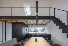 Autor pak realizaci pro bratra popisuje jako stavbu s osobním příběhem, který se přirozeně prolíná s racionální architekturou i úsporným provozem. Jak se však sourozencům spolupracovalo? Byla rodinná vazba plusem nebo o to snadněji vznikaly třecí plochy?