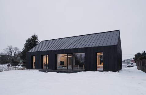 Na pozemku, který kdysi patřil jejich babičce, dnes stojí dům s neobvyklou černou fasádou. V obci si proto vysloužil přezdívku Batmaní dům. 