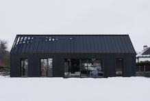 „Když navrhujete dům pro někoho, koho znáte celý život, vidíte mnohem jasněji, co je pro něj opravdu důležité. Nemuseli jsme si vysvětlovat základní principy, spíš jsme řešili důsledky jednotlivých rozhodnutí,“ říká na úvod architekt Lukáš Janout, autor realizace ve znamení černé barvy.