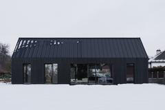 „Když navrhujete dům pro někoho, koho znáte celý život, vidíte mnohem jasněji, co je pro něj opravdu důležité. Nemuseli jsme si vysvětlovat základní principy, spíš jsme řešili důsledky jednotlivých rozhodnutí,“ říká na úvod architekt Lukáš Janout, autor realizace ve znamení černé barvy.