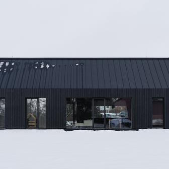 „Když navrhujete dům pro někoho, koho znáte celý život, vidíte mnohem jasněji, co je pro něj opravdu důležité. Nemuseli jsme si vysvětlovat základní principy, spíš jsme řešili důsledky jednotlivých rozhodnutí,“ říká na úvod architekt Lukáš Janout, autor realizace ve znamení černé barvy.