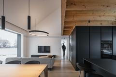 Návrh rodinného domu vznikl v roce 2022, přičemž samotnou výstavbu dokončili v roce 2025. Co však bylo od začátku tvorby možná překvapivě klíčové? Velikost stavby, která byla od počátku jedním z hlavních limitů návrhu. 