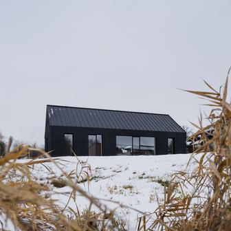 „Brácha od začátku jasně definoval maximální zastavěnou plochu s tím, že cokoli navíc by šlo z mé kapsy. Díky zkušenostem z realizací víme, kolik stojí každý metr čtvereční stavby, a právě proto byla velikost domu stanovena jako hlavní limit celého návrhu,“ doplňuje Janout, kterého bratrovo ultimátum evidentně nerozhodilo.