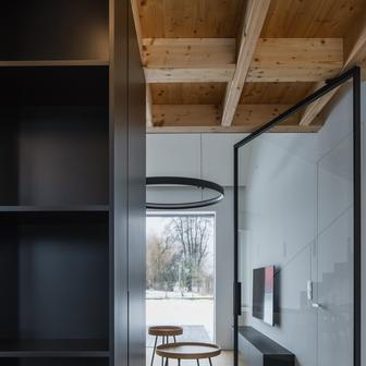 Výsledkem je dům se zastavěnou plochu 120 m², obytnou plochu 77 m² a celkovou užitnou plochu 192 m², kde se osobní příběh přirozeně prolíná s racionální architekturou, úsporným provozem a vědomým minimalismem...