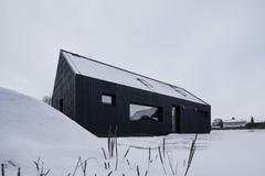 ... A jednoduchý obdélníkový tvar se sedlovou střechou přirozeně navazuje na okolní venkovská stavení. 