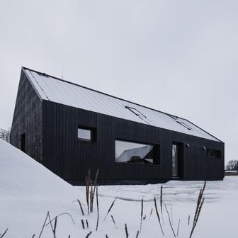 ... A jednoduchý obdélníkový tvar se sedlovou střechou přirozeně navazuje na okolní venkovská stavení. 