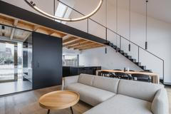 Veškerý každodenní život rodiny se odehrává v jedné úrovni. Podkroví slouží jako doplňkový, nepobytový prostor se dvěma zónami, odkud je přímý pohled do hlavního obytného prostoru.