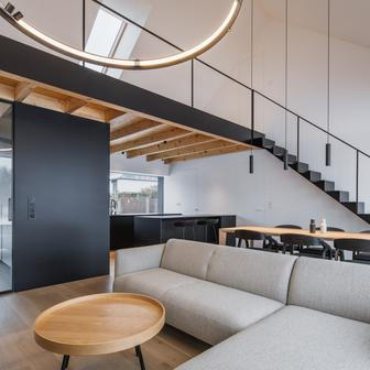 Veškerý každodenní život rodiny se odehrává v jedné úrovni. Podkroví slouží jako doplňkový, nepobytový prostor se dvěma zónami, odkud je přímý pohled do hlavního obytného prostoru.