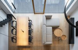 Centrem domu je obytný prostor s kuchyní, jídelnou a obývacím pokojem, otevřený do krovu s přiznanými dřevěnými stropnicemi –⁠⁠⁠⁠⁠⁠ volba dřevěné konstrukce umožnila lehkou střešní skladbou. 