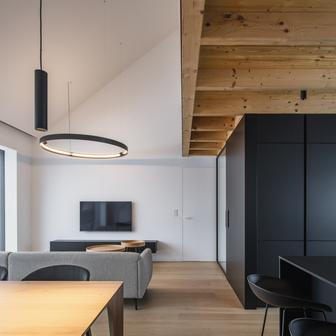 „Mnoho klientů má o fungování domu zkreslené představy – papír ani virtuální model totiž nedokážou plně zprostředkovat reálný prožitek z hotového prostoru,“ říká architekt s tím, že v tomto případě sehrála velkou roli vzájemná důvěra a zkušenost.