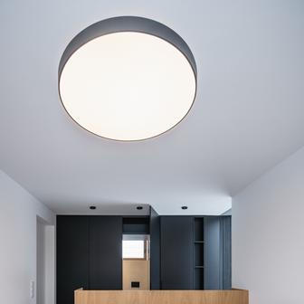 V přízemí se kromě hlavního obytného prostoru nachází ložnice se soukromou koupelnou a dva totožné dětské pokoje. A minimalistický interiér pracuje s technickými řešeními, která mají sloužit, nikoli dominovat –⁠⁠⁠⁠⁠⁠ například u WC nechybí odsávání zápachu přímo z mísy nebo splachování dešťovou vodou.