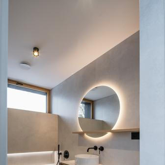 Zastavěná plocha: 120 m²
Obytná plocha: 77 m²
Užitná plocha: 192 m²
Autor: Lukáš Janout
Ateliér: luni ateliér