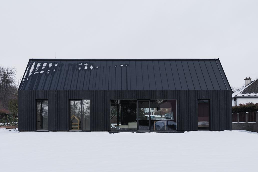 „Když navrhujete dům pro někoho, koho znáte celý život, vidíte mnohem jasněji, co je pro něj opravdu důležité. Nemuseli jsme si vysvětlovat základní principy, spíš jsme řešili důsledky jednotlivých rozhodnutí,“ říká na úvod architekt Lukáš Janout, autor realizace ve znamení černé barvy.