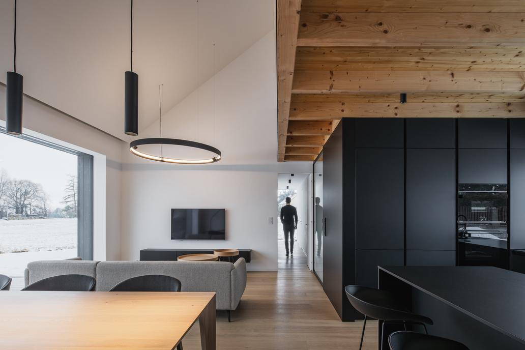 Návrh rodinného domu vznikl v roce 2022, přičemž samotnou výstavbu dokončili v roce 2025. Co však bylo od začátku tvorby možná překvapivě klíčové? Velikost stavby, která byla od počátku jedním z hlavních limitů návrhu. 