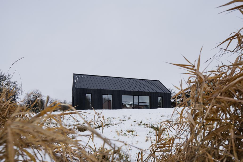 „Brácha od začátku jasně definoval maximální zastavěnou plochu s tím, že cokoli navíc by šlo z mé kapsy. Díky zkušenostem z realizací víme, kolik stojí každý metr čtvereční stavby, a právě proto byla velikost domu stanovena jako hlavní limit celého návrhu,“ doplňuje Janout, kterého bratrovo ultimátum evidentně nerozhodilo.