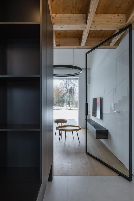 Výsledkem je dům se zastavěnou plochu 120 m², obytnou plochu 77 m² a celkovou užitnou plochu 192 m², kde se osobní příběh přirozeně prolíná s racionální architekturou, úsporným provozem a vědomým minimalismem...