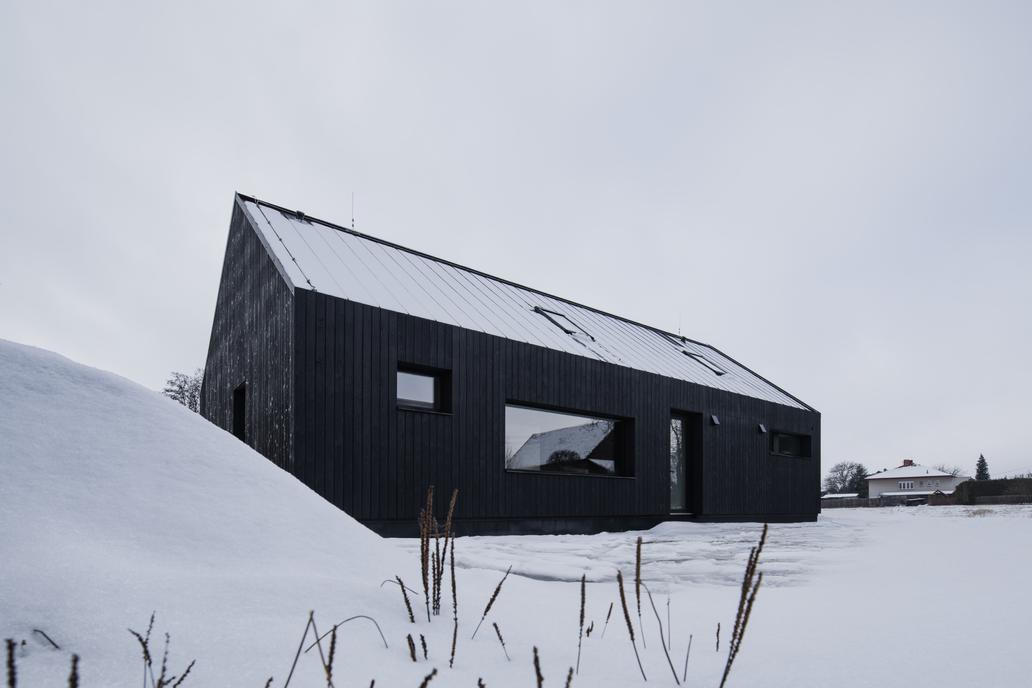 ... A jednoduchý obdélníkový tvar se sedlovou střechou přirozeně navazuje na okolní venkovská stavení. 