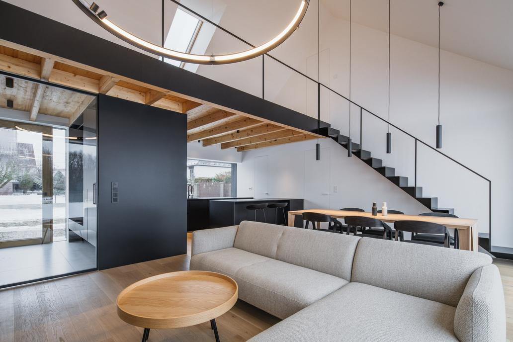 Veškerý každodenní život rodiny se odehrává v jedné úrovni. Podkroví slouží jako doplňkový, nepobytový prostor se dvěma zónami, odkud je přímý pohled do hlavního obytného prostoru.