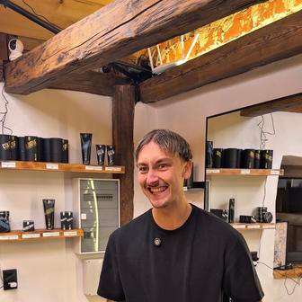 Další výraznou figurou je pak Ožgor. „Ožgor je prostě Ožgor,“ směje se. „Takový ňouma. Používám u něj hlas a jazyk, který jsem si vymyslel. Není to narážka na žádné etnikum, lidi prostě baví, jak mluvím,“ doplňuje. Ženská postava však stále vede.