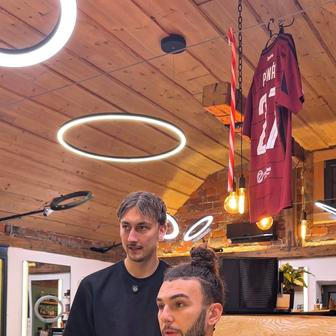 Zlom přišel teprve před pár měsíci, kdy si řekl, že zkusí publiku nabídnout něco vlastního. Takový experiment. „Točím strašně dlouho, klidně deset let. Akorát jsem to nikdy nedával tak aktivně ven,“ přiznává. „Pak jsem si ale řekl, že do konce roku chci mít pět tisíc sledujících na Instagramu. A ono se to povedlo… a pak to bouchlo úplně. Teď mám skoro dvacet tisíc,“ říká s nadšením.