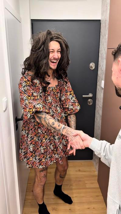 Barber Zbyněk Paleček žije ve Frýdku-Místku a letos oslavil třicítku. „Ve třiceti prý začíná ten život, tak uvidíme,“ uvádí vtipálek, který se prý nezmění a nevzdá svého dosavadního řemesla ani kvůli úspěchu videí. Co se ale změnilo, je množství lidí, kteří ho znají i mimo salon.