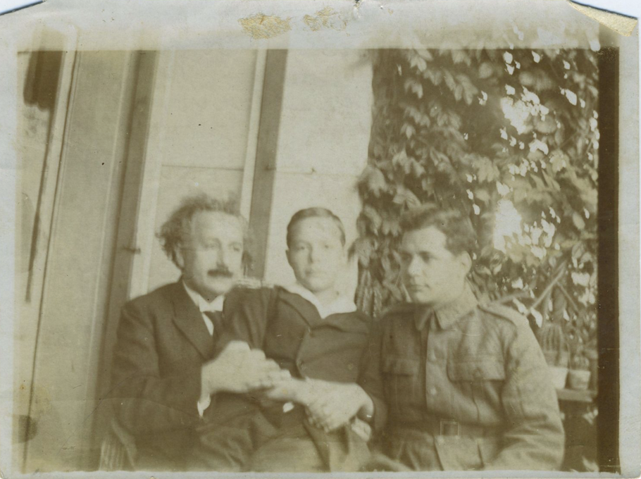 Albert Einstein se svými syny. Eduard se nachází uprostřed.