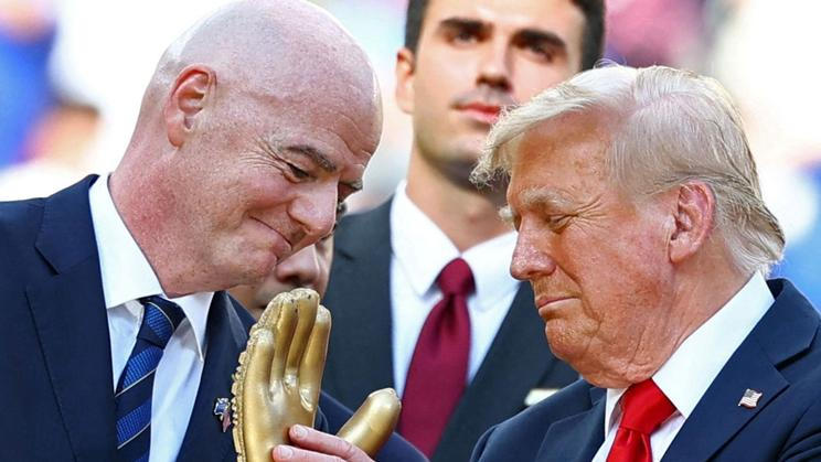 Prezident FIFA Gianni Infantino a americký prezident Donald Trump na MS klubů 2025