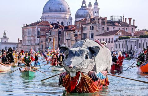 Benátky slaví s „Panteganou“: karneval, olympijský duch a moře turistů