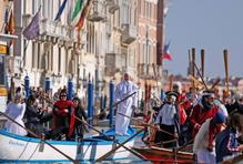 Benátky slaví s „Panteganou“: karneval, olympijský duch a moře turistů