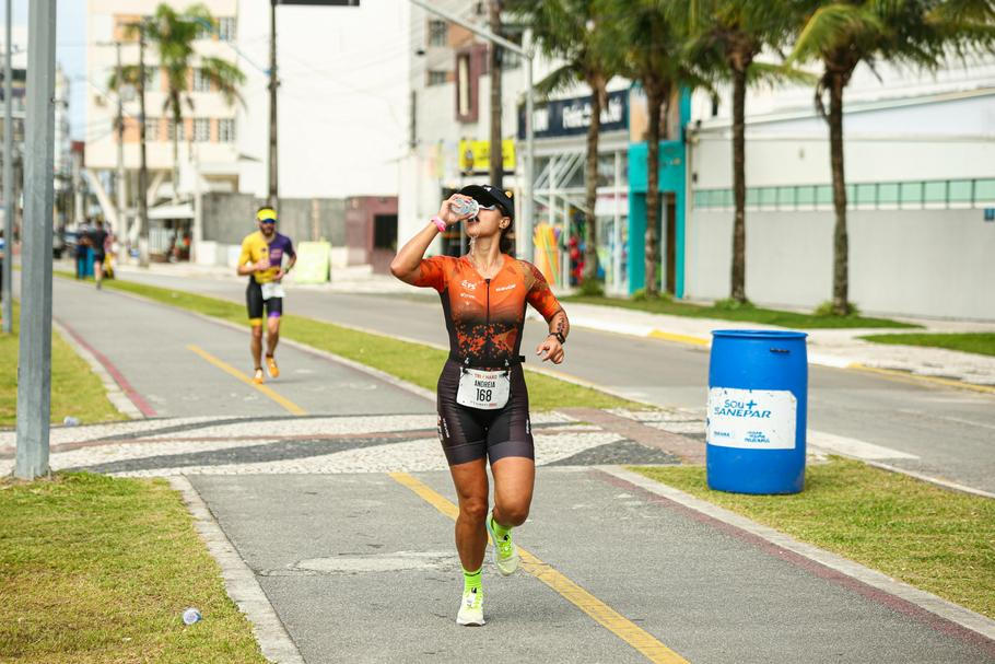 Zvlášť sportovci to s nadměrným pitím vody často přehánějí.