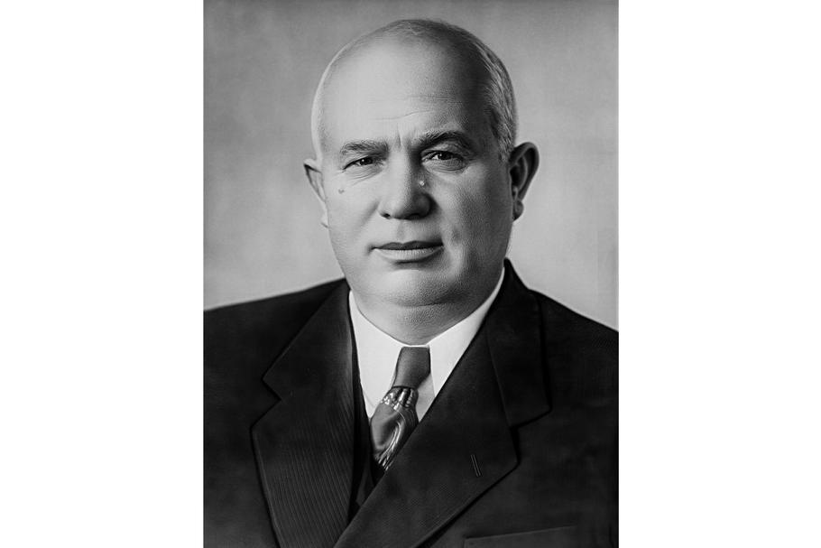 Retušovaný oficiální portrét sovětského vůdce Nikity Chruščova z roku 1954. Jako první tajemník Ústředního výboru Komunistické strany Sovětského svazu požadoval po úspěchu Sputniku 1 okamžitě další kosmickou misi k oslavě 40. výročí Říjnové revoluce 7. listopadu 1957.