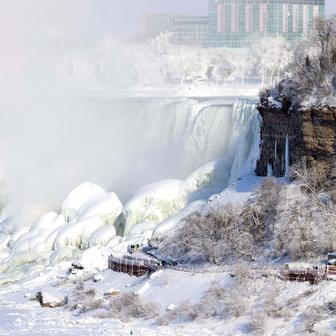 Zamrznou někdy Niagarské vodopády? Mrazivá scéna láká návštěvníky