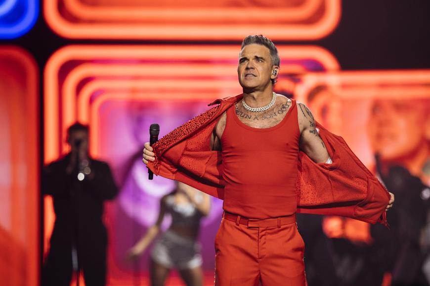 Tvář rebela i přiznání krizí. Robbie Williams si na albu Britpop dělá, co chce