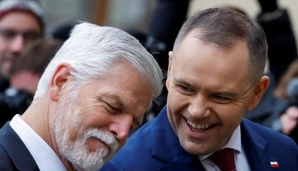 Ostrý spor mezi českým prezidentem Petrem Pavlem (vlevo) a ministrem zahraničí Petrem Macinkou (Motoristé) připomíná situaci, v níž se nachází jeho polský protějšek Karol Nawrocký (vpravo). „Kauza SMS by v Polsku vůbec neproběhla, prezident a premiér spolu totiž nekomunikují,“ přibližuje konzultant Jan Lupoměský.