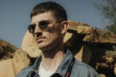 Archie Farhurst aka Romare na historické fotce. Dnes už díky dlouhým vlasům vypadá jinak. A změnila se i jeho muzika.