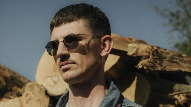 Archie Farhurst aka Romare na historické fotce. Dnes už díky dlouhým vlasům vypadá jinak. A změnila se i jeho muzika.