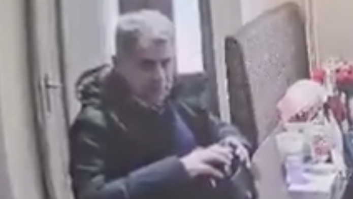 Již několik dní se pohřešuje Jan Žďárský. Kamerové záznamy ho zachytily v Rudné u Prahy, mobilní signál se poté hlásil v Gorazdově ulici na Praze 2 a Plzeňské ulici na Praze 5.