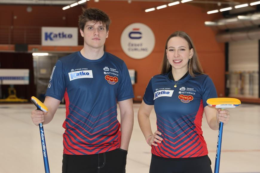 Mladí a nebojácní. Český curling dobývá Cortinu, šikulové z Prahy ukážou na OH novinku