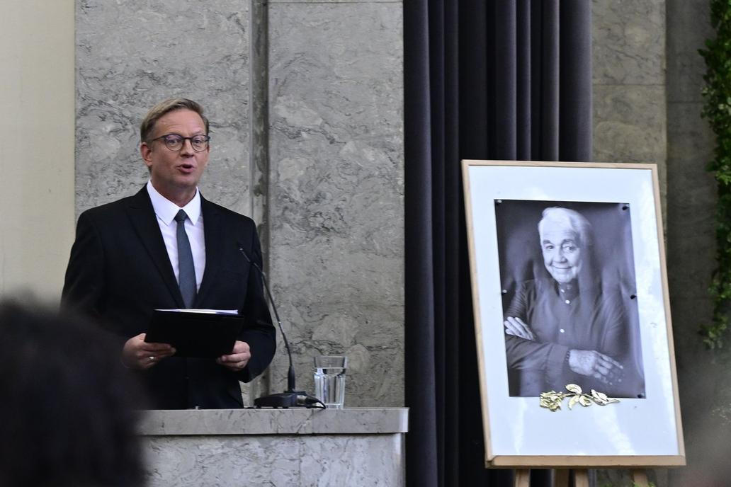 V pátek 8. srpna 2025 se v pražských Strašnicích blízcí i veřejnost naposledy rozloučili s nezapomenutelným českým hercem, bavičem a dabérem Jiřím Krampolem (†87) Jiří Krampol, pohřeb