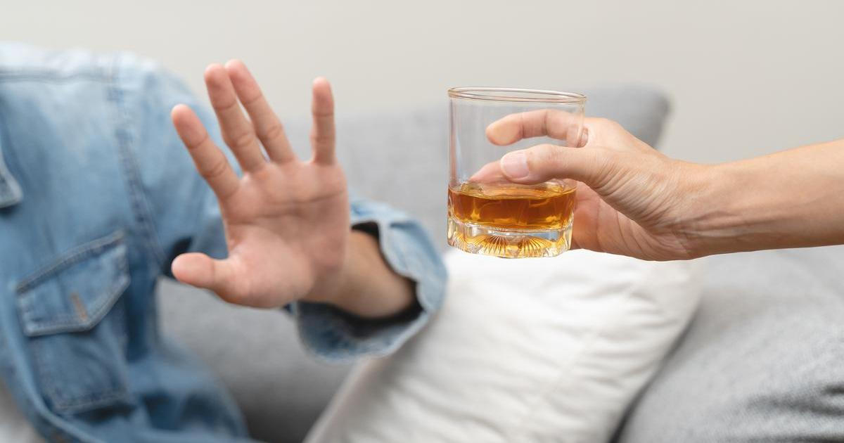 „Velká část lidí, kteří se na nás obracejí, přichází kvůli závislosti svého partnera, dítěte nebo rodiče. Jsou vyčerpaní, nevědí, kde pomáhají a kde už problém udržují,“ popisuje adiktoložka ze své každodenní praxe.