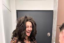 Barber Zbyněk Paleček žije ve Frýdku-Místku a letos oslavil třicítku. „Ve třiceti prý začíná ten život, tak uvidíme,“ uvádí vtipálek, který se prý nezmění a nevzdá svého dosavadního řemesla ani kvůli úspěchu videí. Co se ale změnilo, je množství lidí, kteří ho znají i mimo salon.